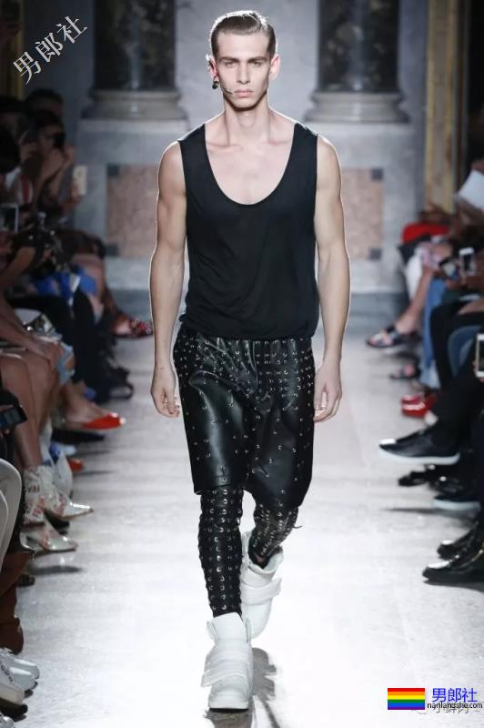 肌肉男都流行侧乳装了，看得我忍不住摸了屏幕！-51虹马