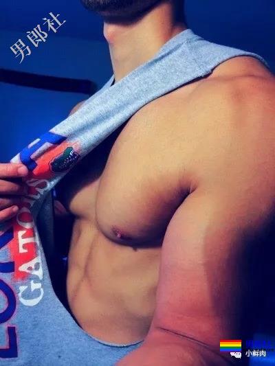 肌肉男都流行侧乳装了，看得我忍不住摸了屏幕！ - 51虹马