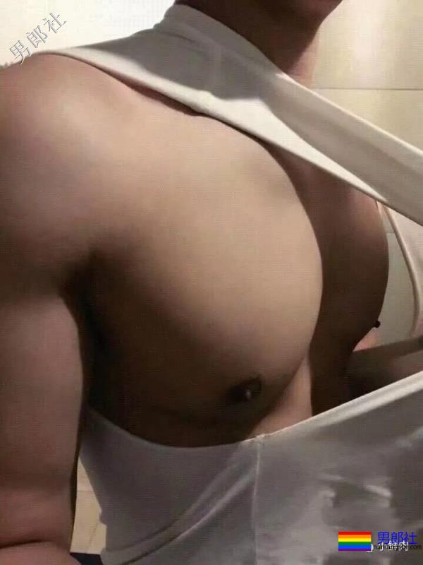 肌肉男都流行侧乳装了，看得我忍不住摸了屏幕！ - 51虹马