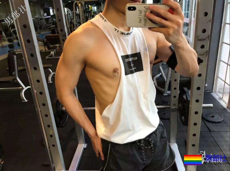 肌肉男都流行侧乳装了，看得我忍不住摸了屏幕！ - 51虹马