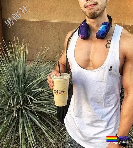 肌肉男都流行侧乳装了，看得我忍不住摸了屏幕！ - 51虹马
