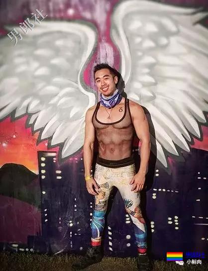 肌肉男都流行侧乳装了，看得我忍不住摸了屏幕！ - 51虹马