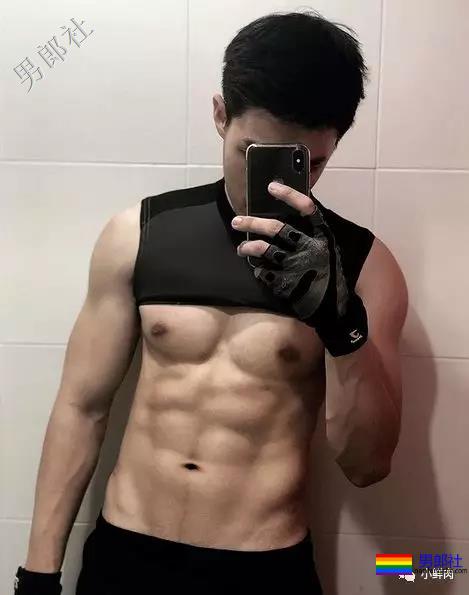 肌肉男都流行侧乳装了，看得我忍不住摸了屏幕！ - 51虹马