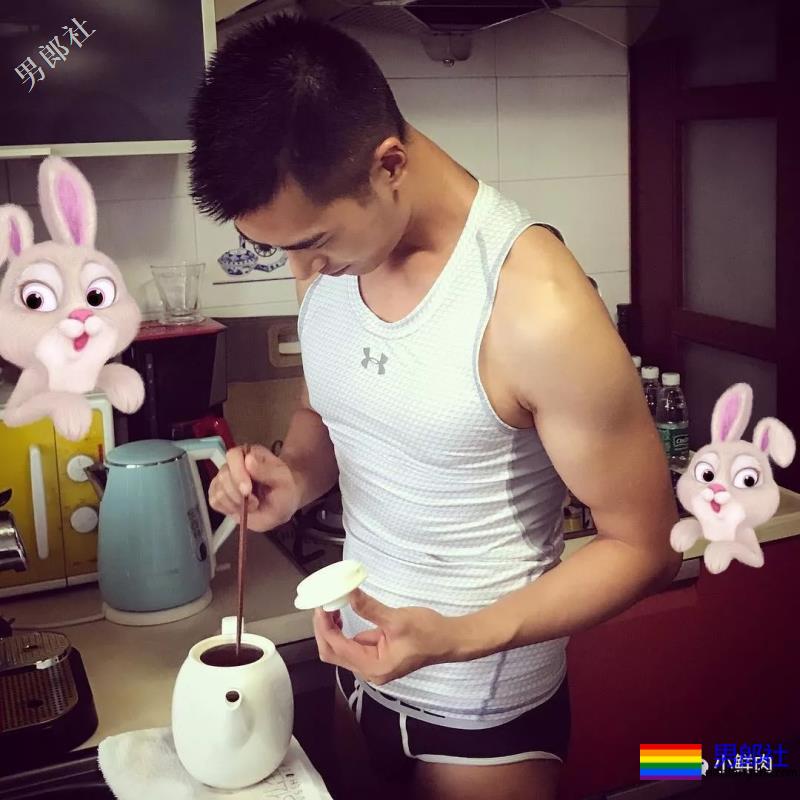 肌肉男都流行侧乳装了，看得我忍不住摸了屏幕！ - 51虹马