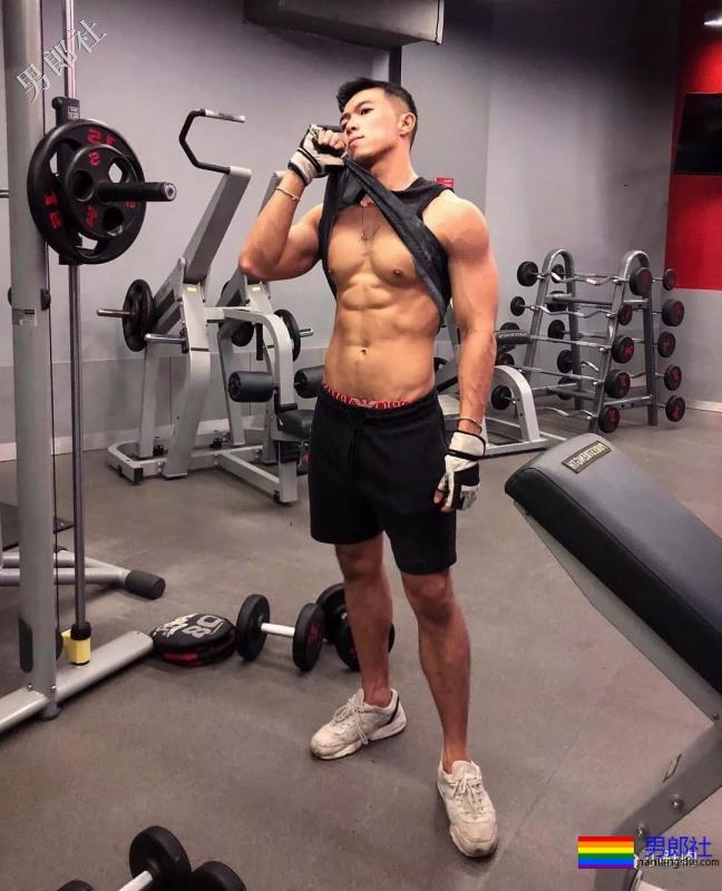 肌肉男都流行侧乳装了，看得我忍不住摸了屏幕！ - 51虹马