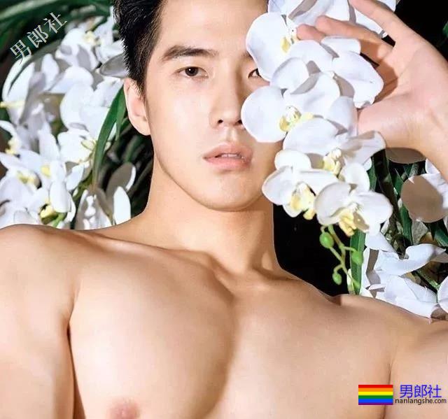 泳池偶遇大鼻子大胸腹肌男，短裤湿透大翘臀！-51虹马