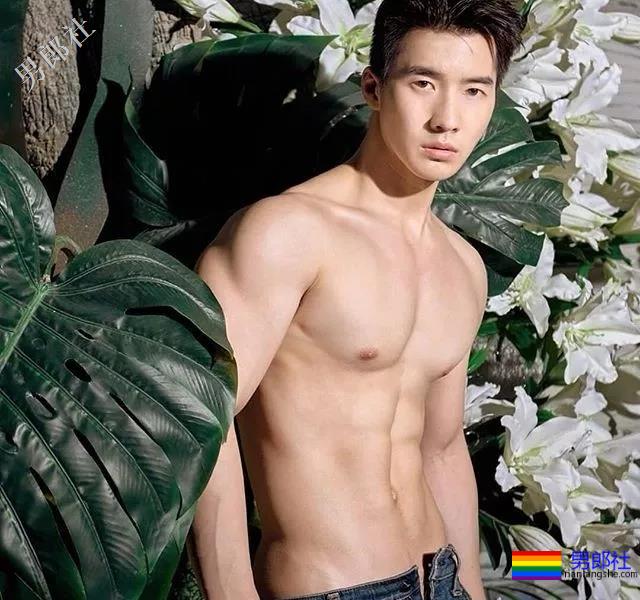 泳池偶遇大鼻子大胸腹肌男，短裤湿透大翘臀！ - 51虹马