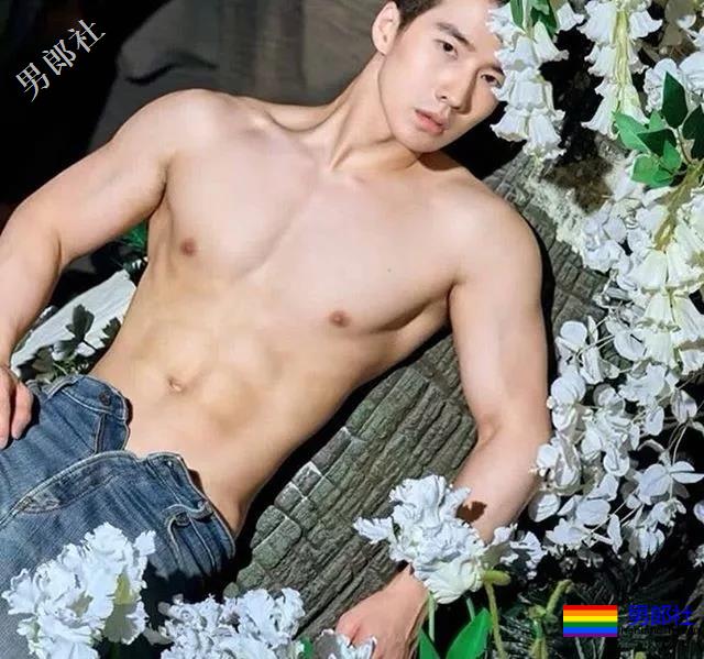 泳池偶遇大鼻子大胸腹肌男，短裤湿透大翘臀！ - 51虹马