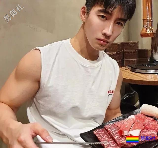 泳池偶遇大鼻子大胸腹肌男，短裤湿透大翘臀！ - 51虹马