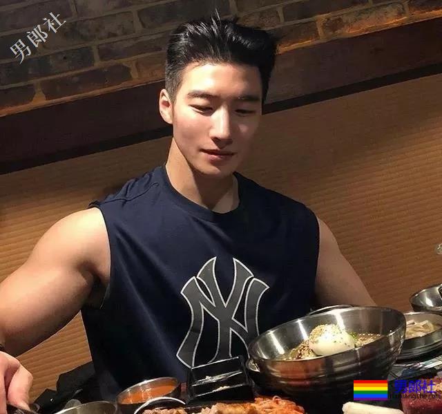 泳池偶遇大鼻子大胸腹肌男，短裤湿透大翘臀！ - 51虹马