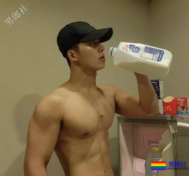 泳池偶遇大鼻子大胸腹肌男，短裤湿透大翘臀！ - 51虹马