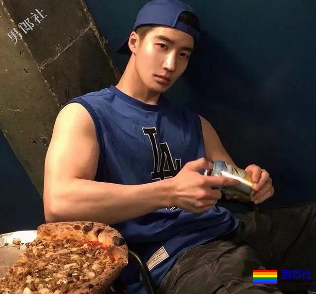 泳池偶遇大鼻子大胸腹肌男，短裤湿透大翘臀！ - 51虹马