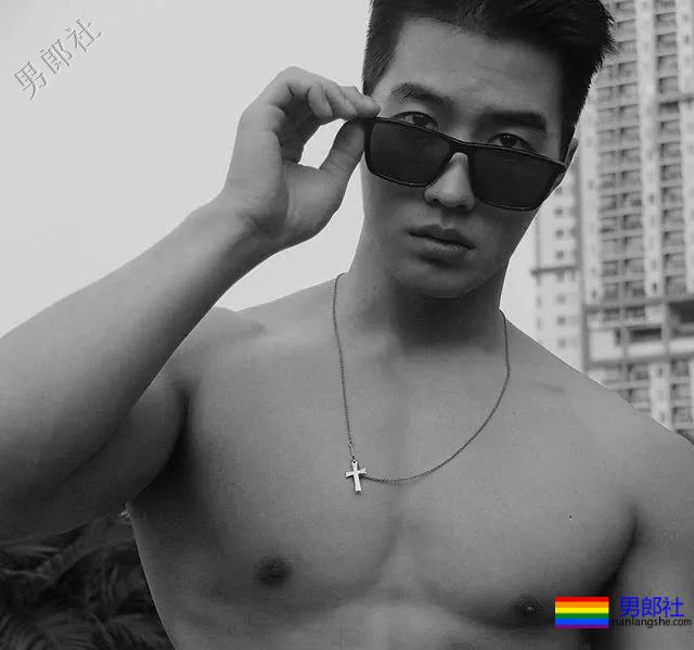 泳池偶遇大鼻子大胸腹肌男，短裤湿透大翘臀！ - 51虹马