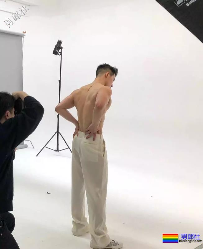 泳池偶遇大鼻子大胸腹肌男，短裤湿透大翘臀！ - 51虹马