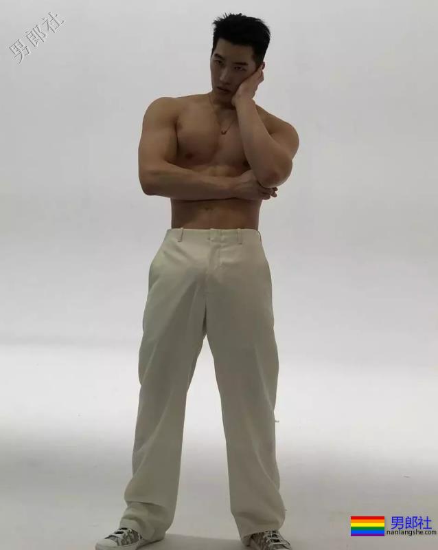 泳池偶遇大鼻子大胸腹肌男，短裤湿透大翘臀！ - 51虹马