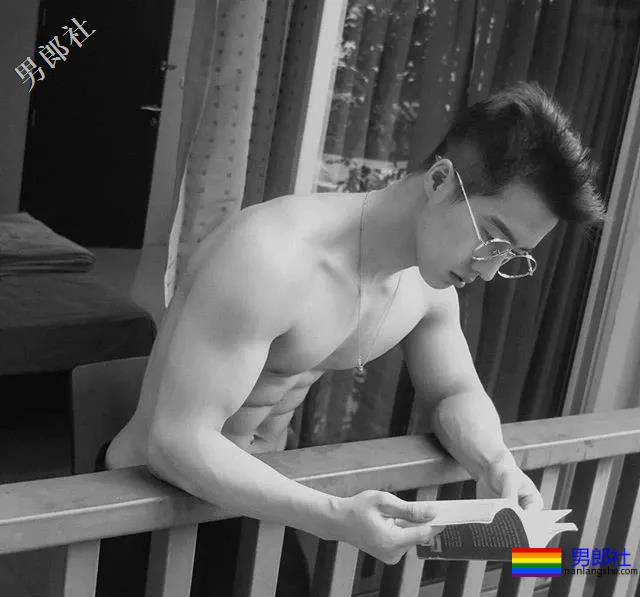 泳池偶遇大鼻子大胸腹肌男，短裤湿透大翘臀！ - 51虹马