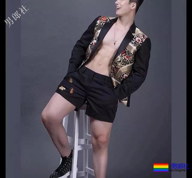 泳池偶遇大鼻子大胸腹肌男，短裤湿透大翘臀！ - 51虹马