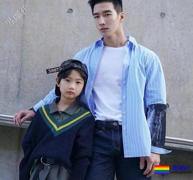 泳池偶遇大鼻子大胸腹肌男，短裤湿透大翘臀！ - 51虹马