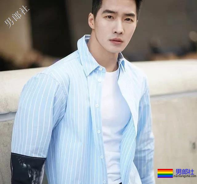 泳池偶遇大鼻子大胸腹肌男，短裤湿透大翘臀！ - 51虹马