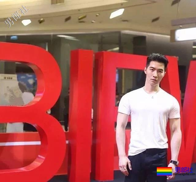 泳池偶遇大鼻子大胸腹肌男，短裤湿透大翘臀！ - 51虹马