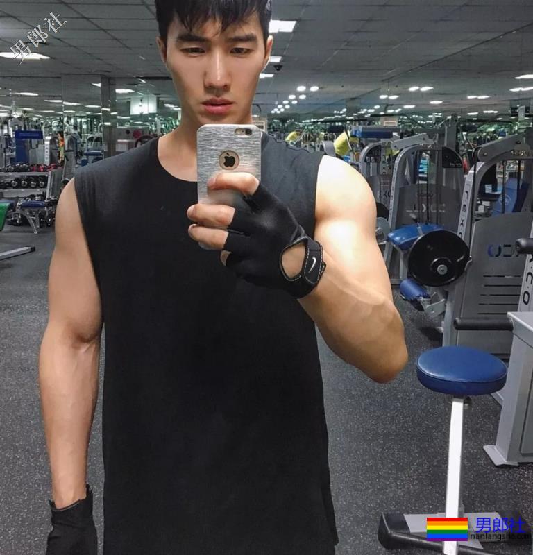 泳池偶遇大鼻子大胸腹肌男，短裤湿透大翘臀！ - 51虹马