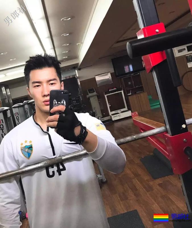 泳池偶遇大鼻子大胸腹肌男，短裤湿透大翘臀！ - 51虹马