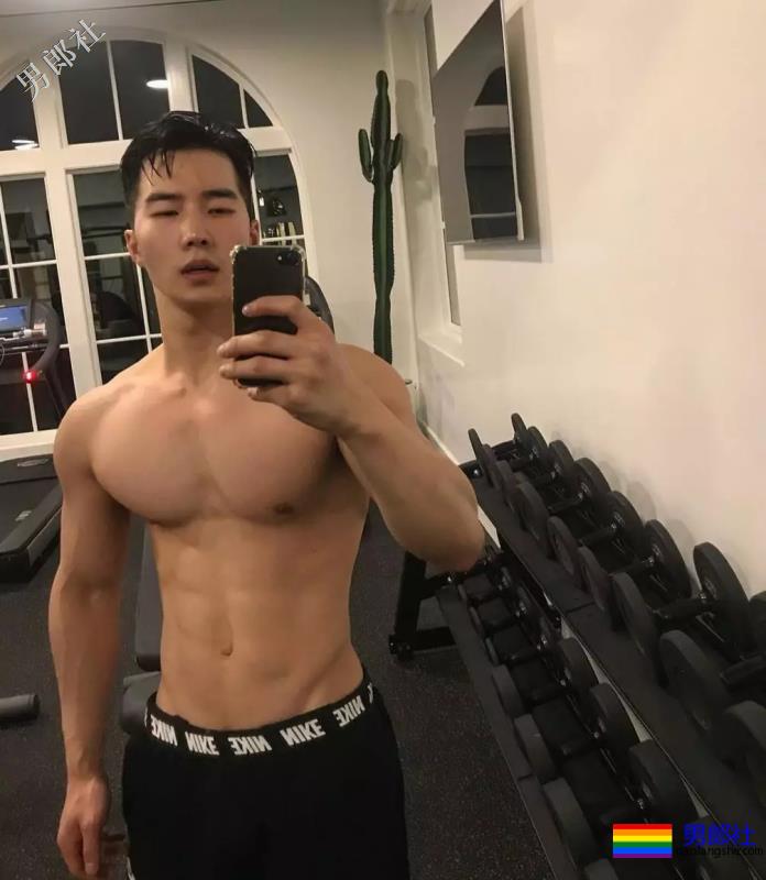 泳池偶遇大鼻子大胸腹肌男，短裤湿透大翘臀！ - 51虹马