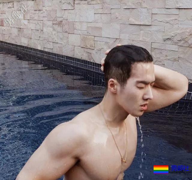 泳池偶遇大鼻子大胸腹肌男，短裤湿透大翘臀！ - 51虹马