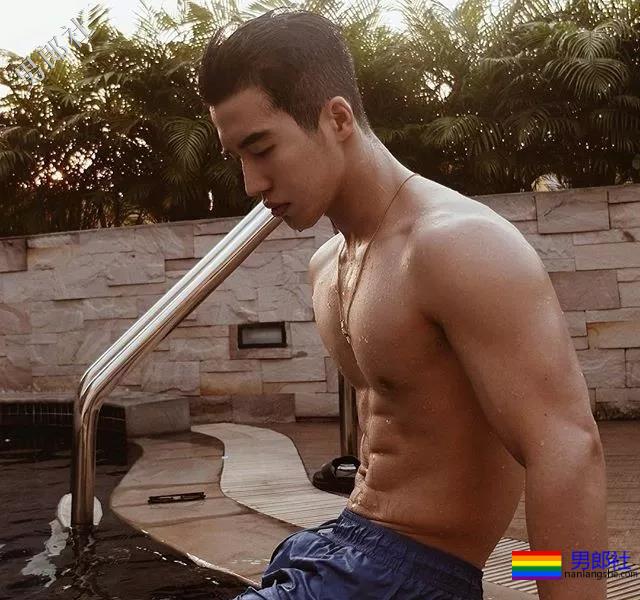 泳池偶遇大鼻子大胸腹肌男，短裤湿透大翘臀！ - 51虹马