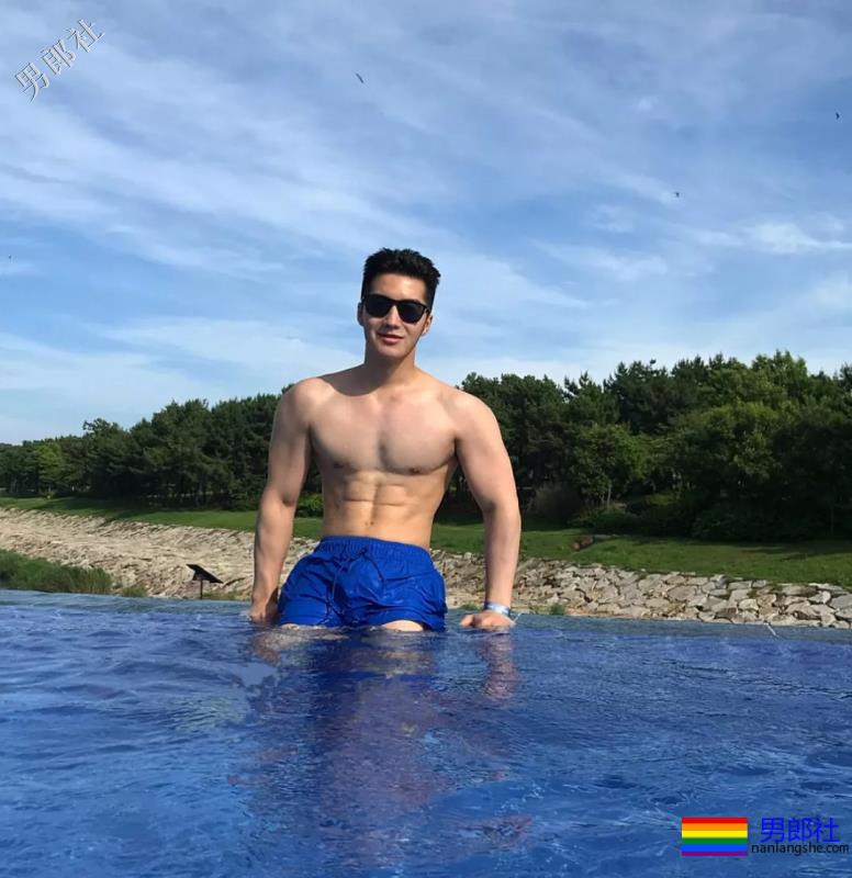 泳池偶遇大鼻子大胸腹肌男，短裤湿透大翘臀！ - 51虹马