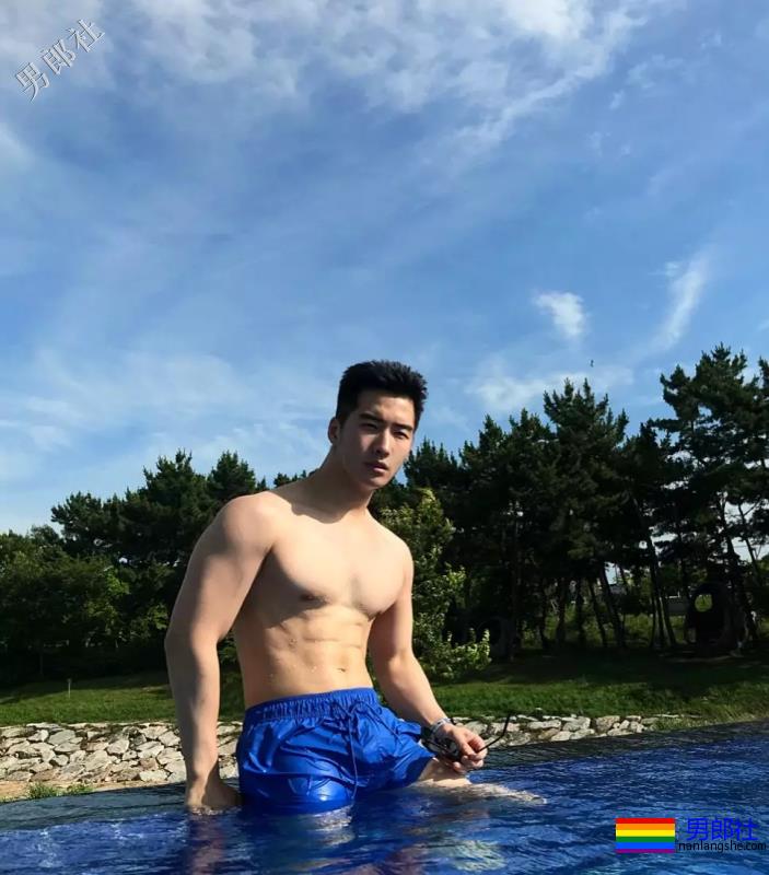 泳池偶遇大鼻子大胸腹肌男，短裤湿透大翘臀！ - 51虹马