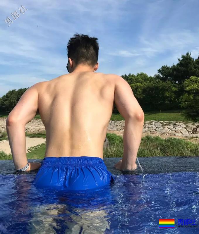 泳池偶遇大鼻子大胸腹肌男，短裤湿透大翘臀！ - 51虹马