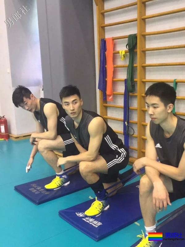 196大长腿排球运动员，腹肌大鼻子劈腿照帅翻天，不要总盯宁泽涛啦！ - 51虹马