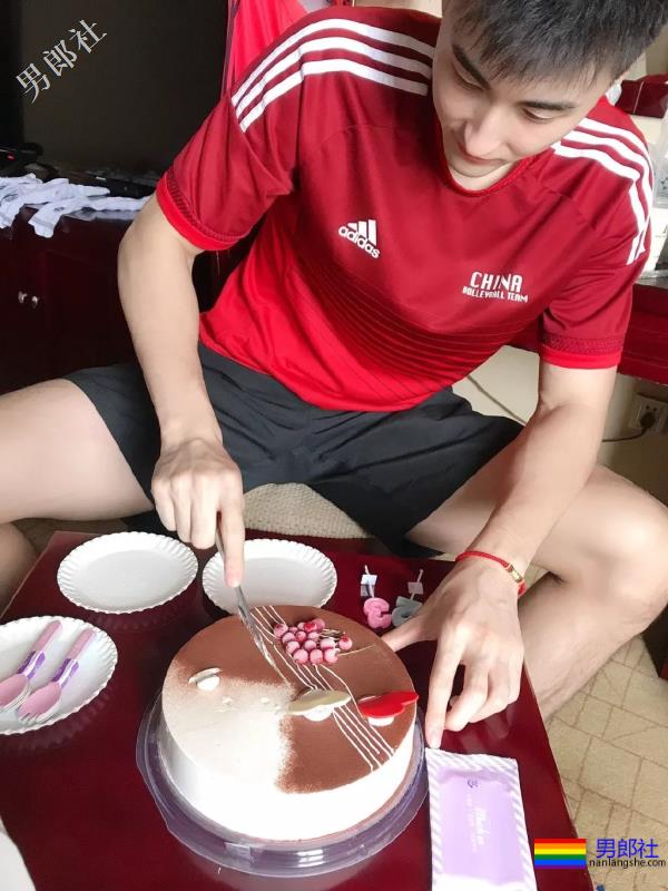 196大长腿排球运动员，腹肌大鼻子劈腿照帅翻天，不要总盯宁泽涛啦！ - 51虹马