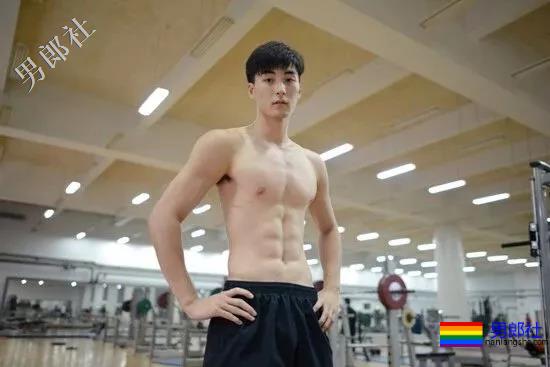 196大长腿排球运动员，腹肌大鼻子劈腿照帅翻天，不要总盯宁泽涛啦！ - 51虹马