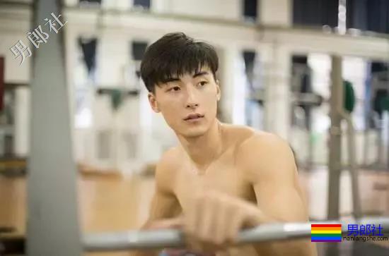 196大长腿排球运动员，腹肌大鼻子劈腿照帅翻天，不要总盯宁泽涛啦！ - 51虹马