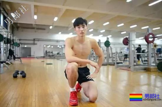 196大长腿排球运动员，腹肌大鼻子劈腿照帅翻天，不要总盯宁泽涛啦！ - 51虹马