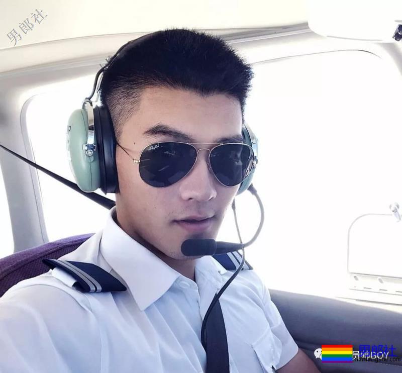 飞行学员里帅哥太多了，短发制服还有小肌肉！-51虹马