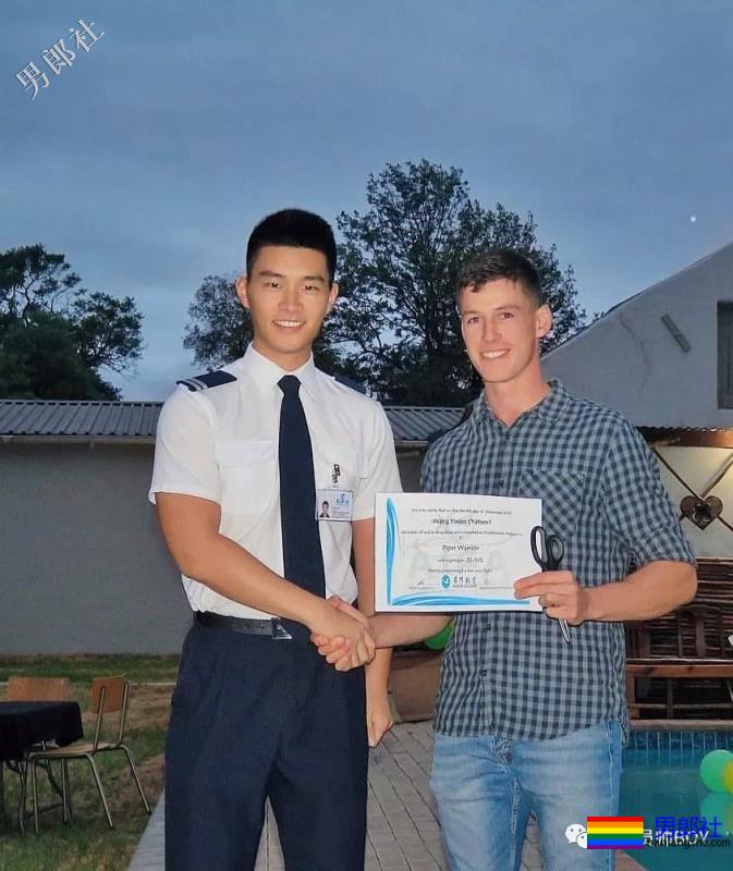 飞行学员里帅哥太多了，短发制服还有小肌肉！ - 51虹马