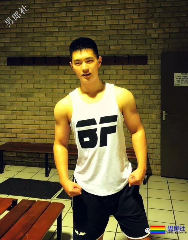 飞行学员里帅哥太多了，短发制服还有小肌肉！ - 51虹马