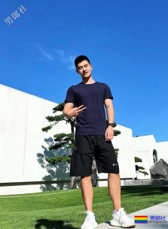 飞行学员里帅哥太多了，短发制服还有小肌肉！ - 51虹马