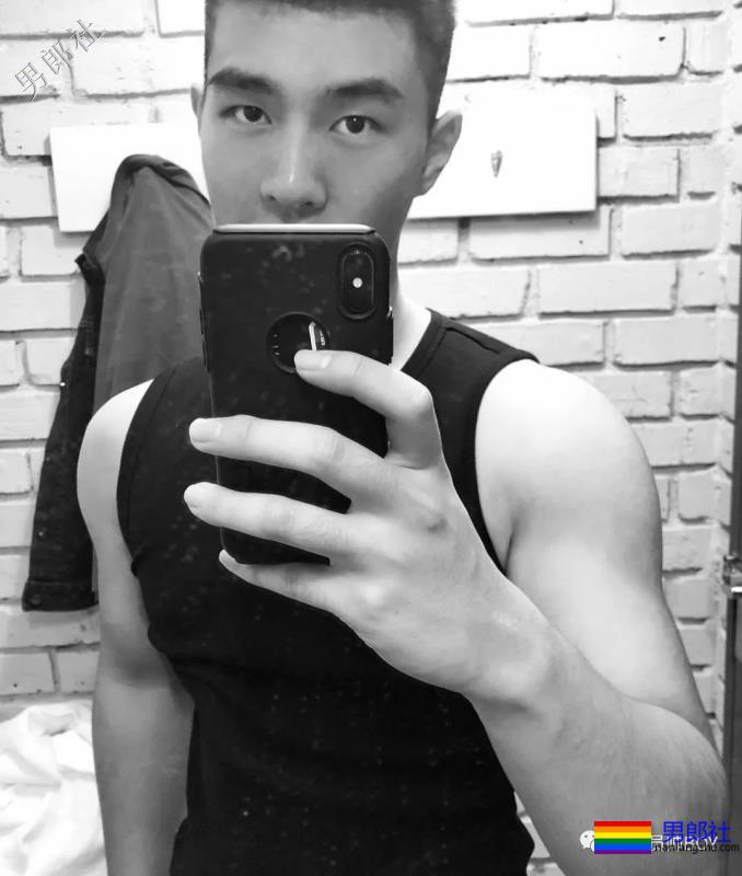 飞行学员里帅哥太多了，短发制服还有小肌肉！ - 51虹马