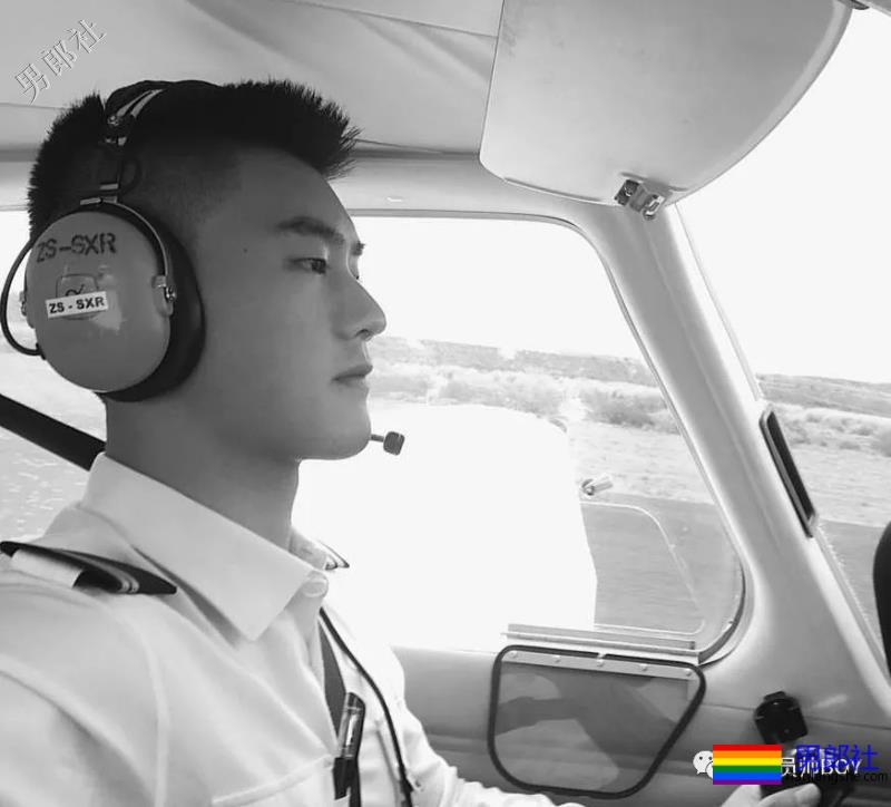 飞行学员里帅哥太多了，短发制服还有小肌肉！ - 51虹马