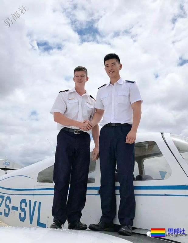 飞行学员里帅哥太多了，短发制服还有小肌肉！ - 51虹马