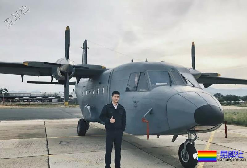 飞行学员里帅哥太多了，短发制服还有小肌肉！ - 51虹马