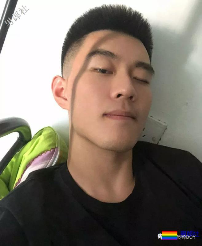 飞行学员里帅哥太多了，短发制服还有小肌肉！ - 51虹马