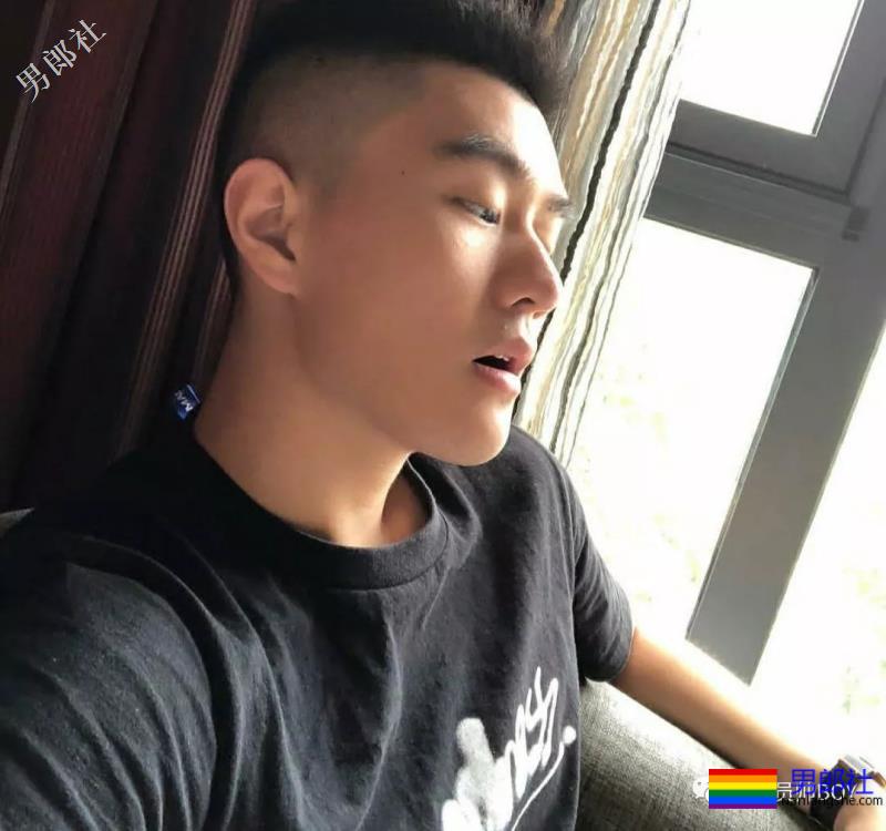 飞行学员里帅哥太多了，短发制服还有小肌肉！ - 51虹马