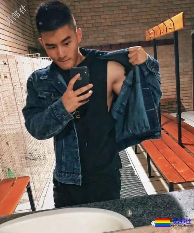 飞行学员里帅哥太多了，短发制服还有小肌肉！ - 51虹马