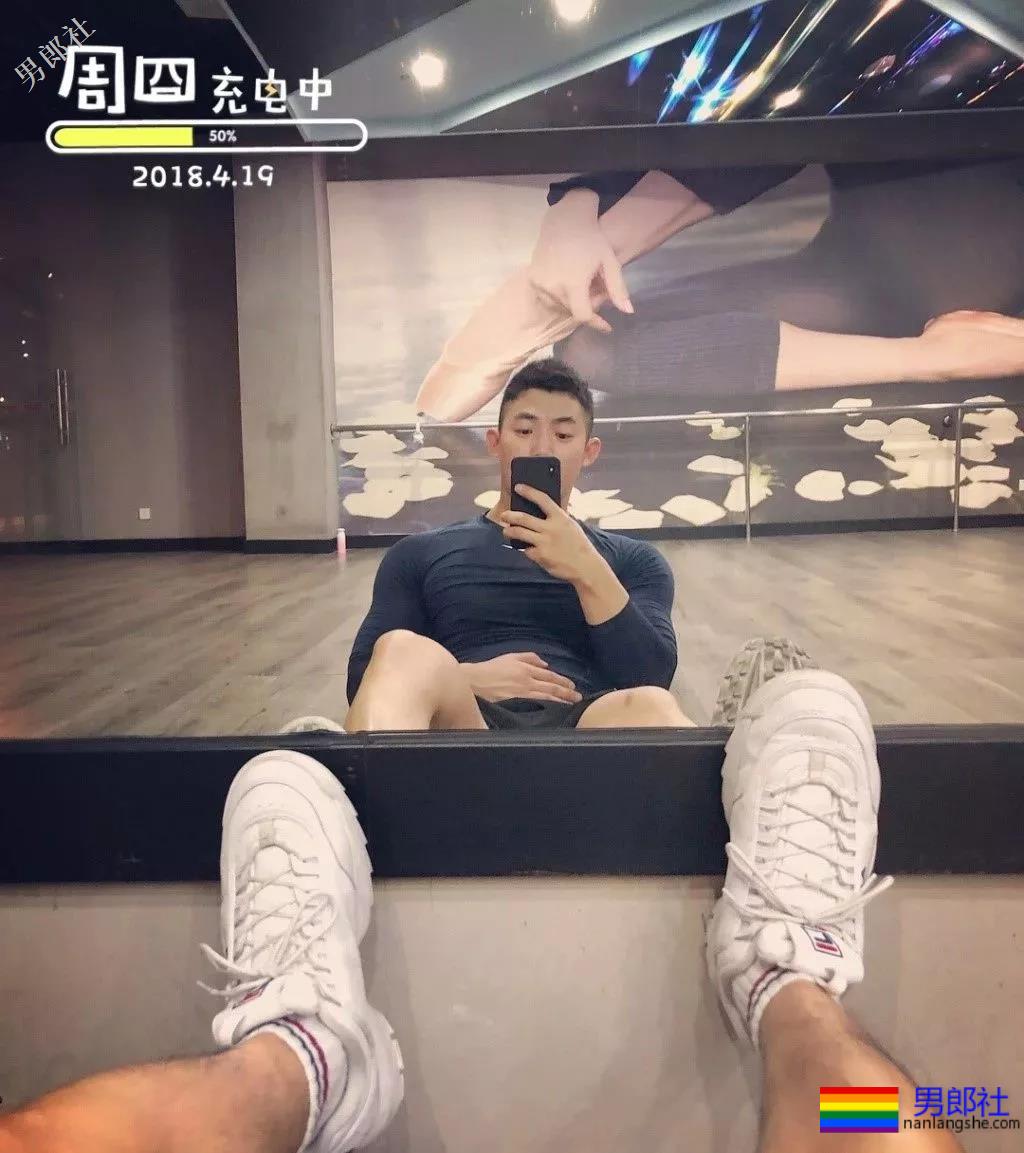 拔正装肌肉小哥哥前凸后翘”凭借胸肌走红！-51虹马