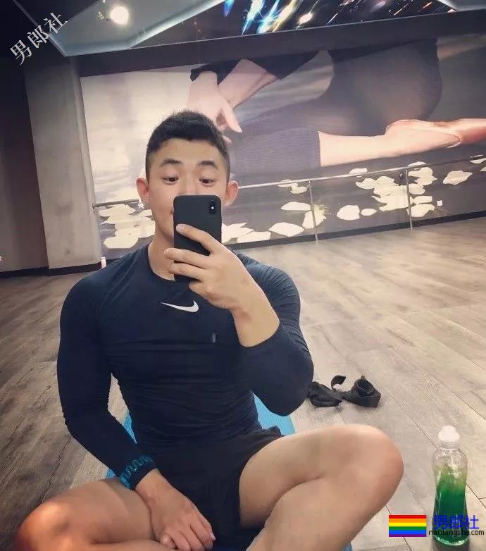 拔正装肌肉小哥哥前凸后翘”凭借胸肌走红！ - 51虹马